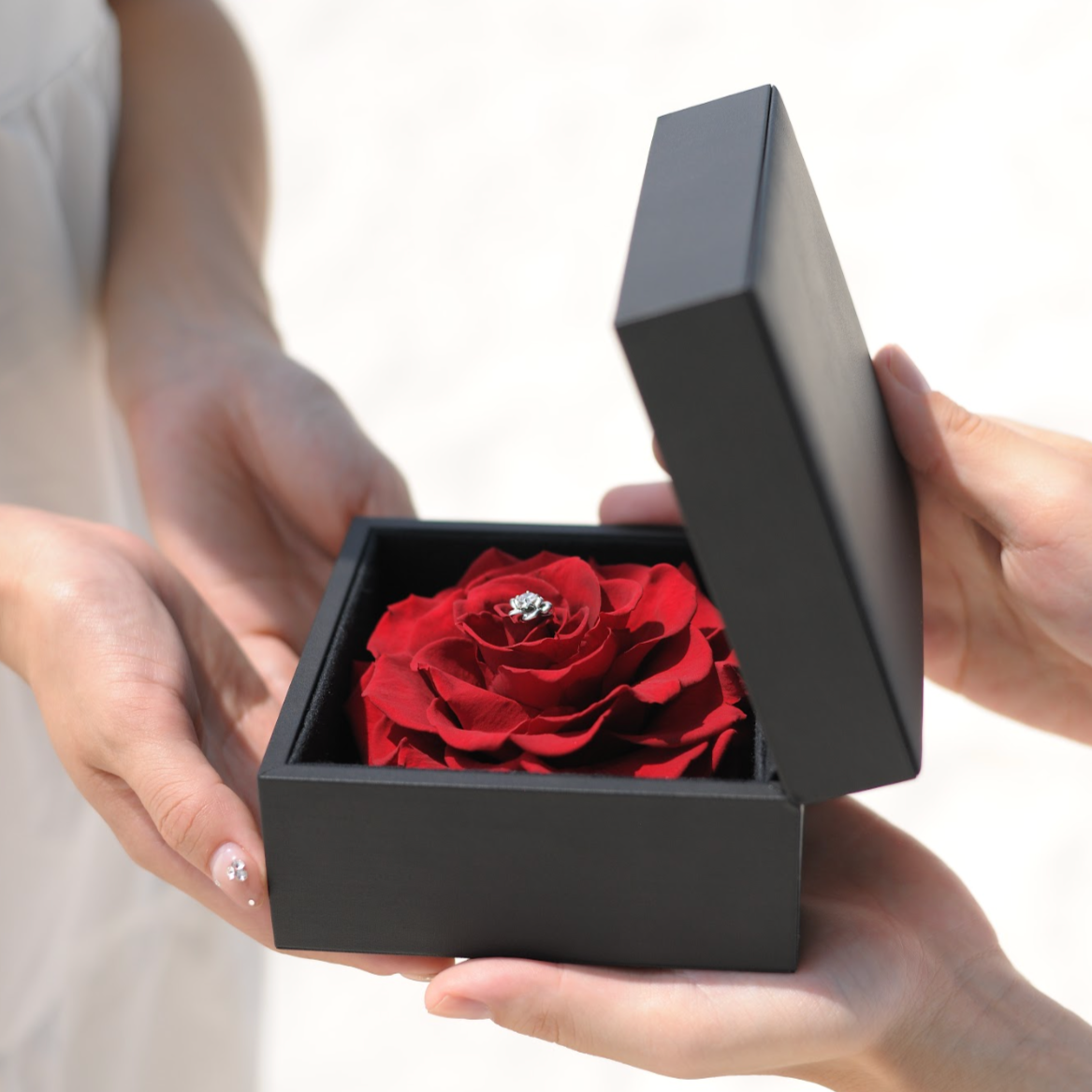 男性が女性にダイヤモンドプロポーズをしているシーン