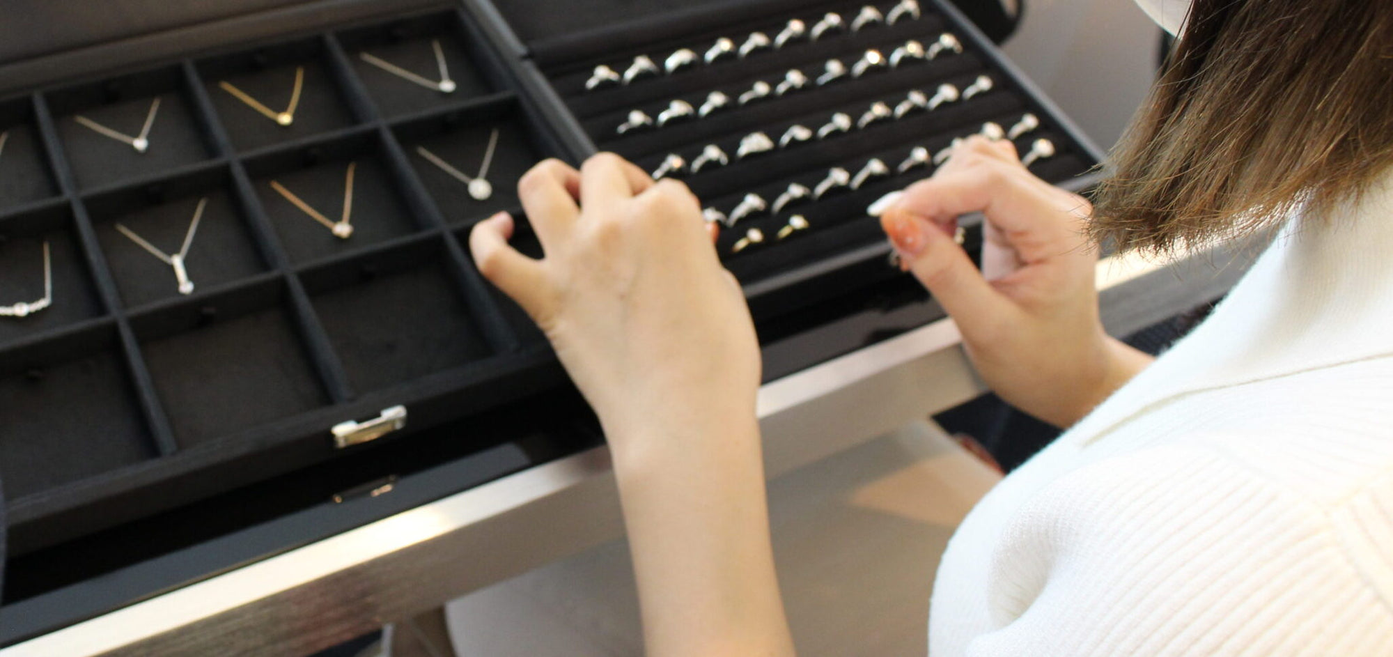 女性が婚約指輪を選んでいるシーン